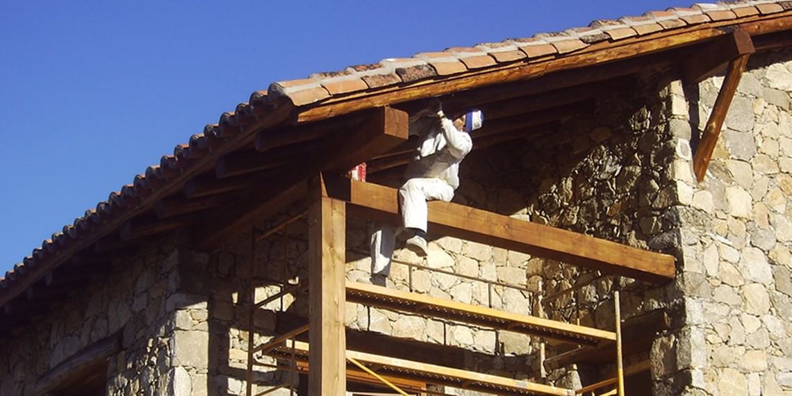 hombre-reparando-techo-de-madera