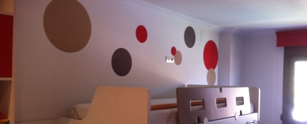 habitación con círculos pintados